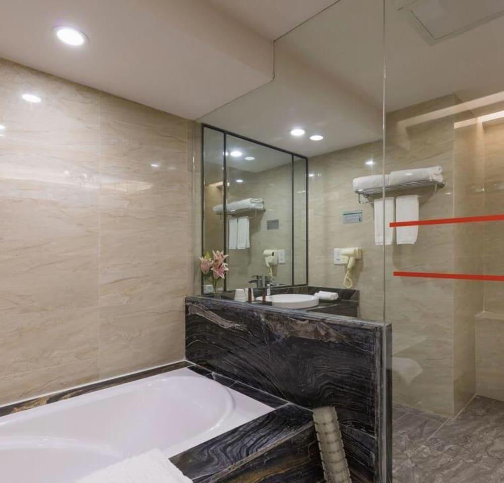 Manhatton Hotel Zhuhai Bagian luar foto