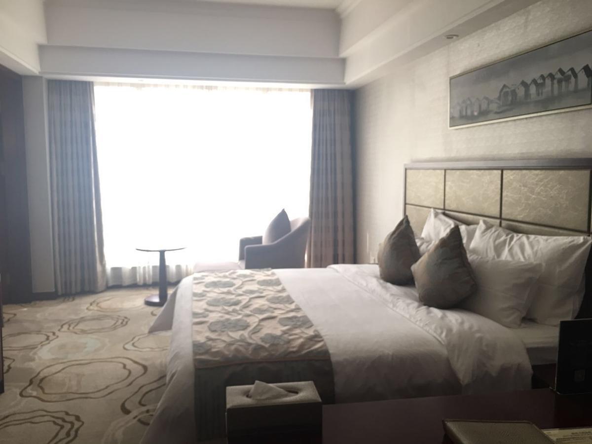 Manhatton Hotel Zhuhai Bagian luar foto