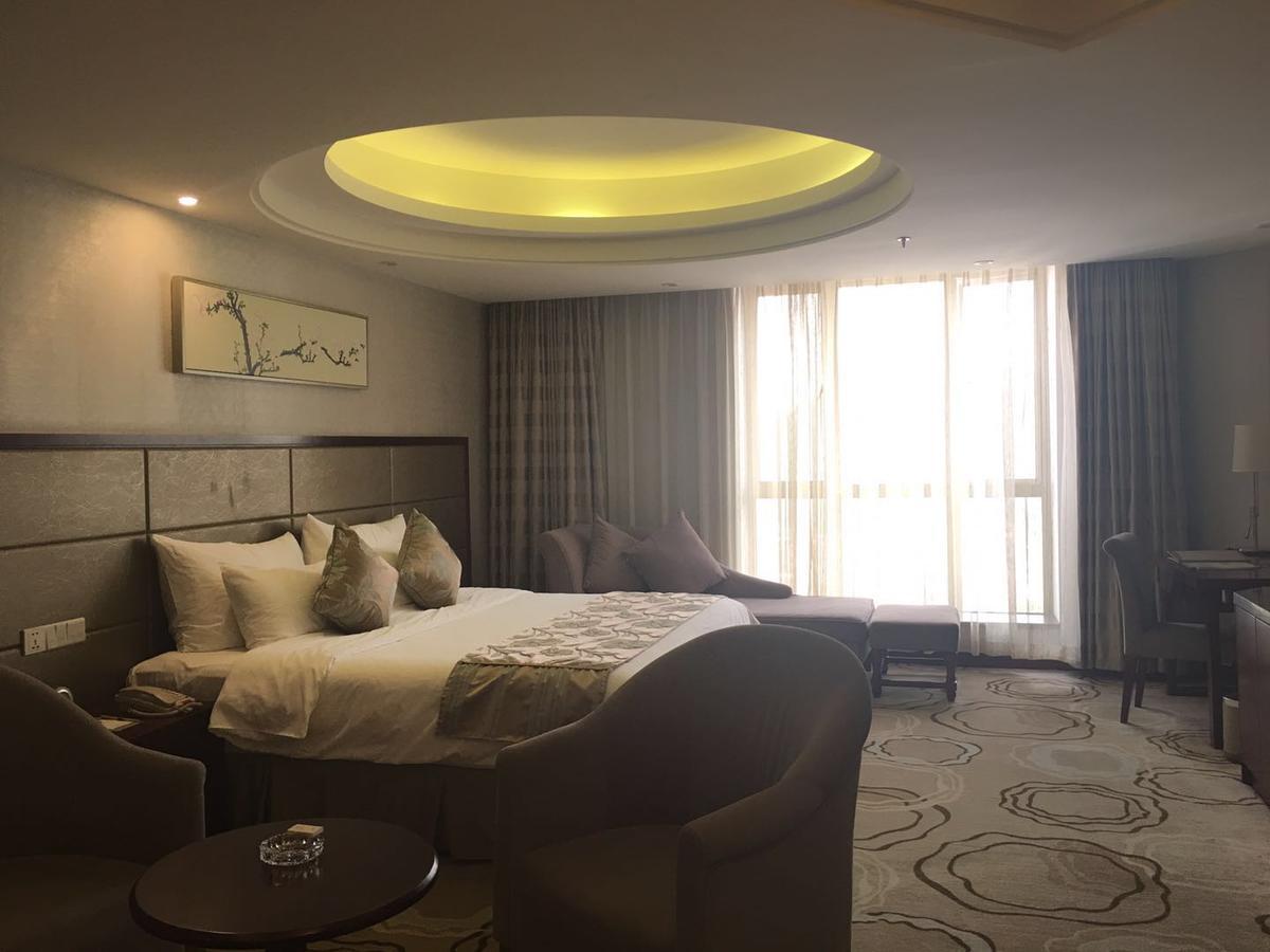 Manhatton Hotel Zhuhai Bagian luar foto