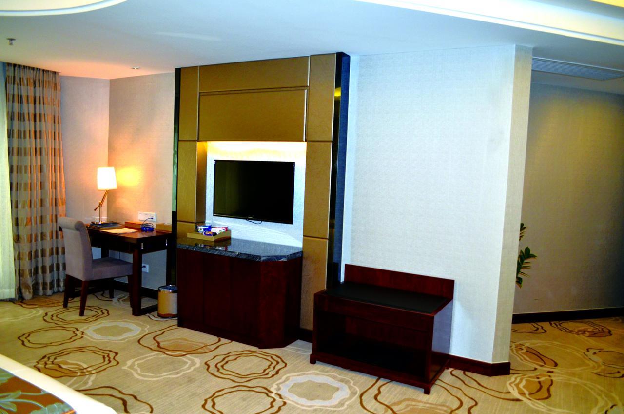 Manhatton Hotel Zhuhai Bagian luar foto