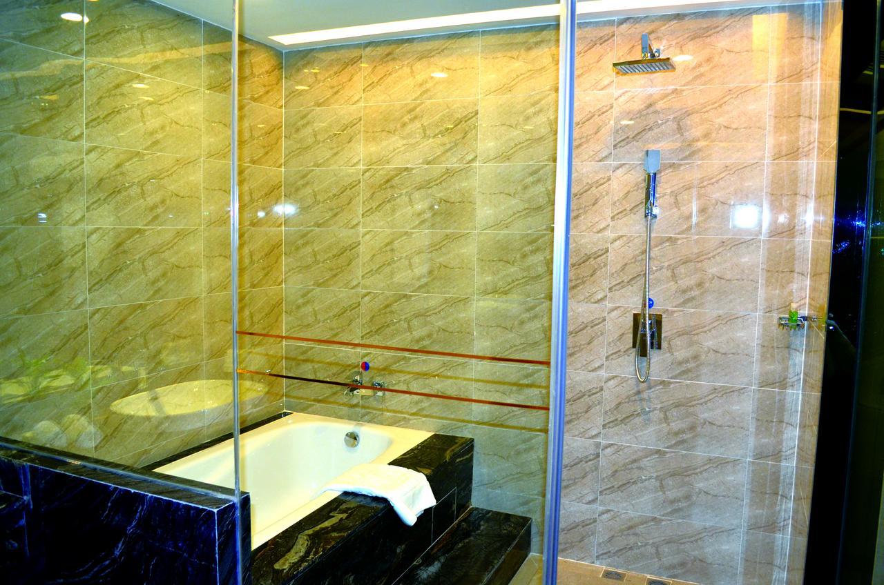 Manhatton Hotel Zhuhai Bagian luar foto