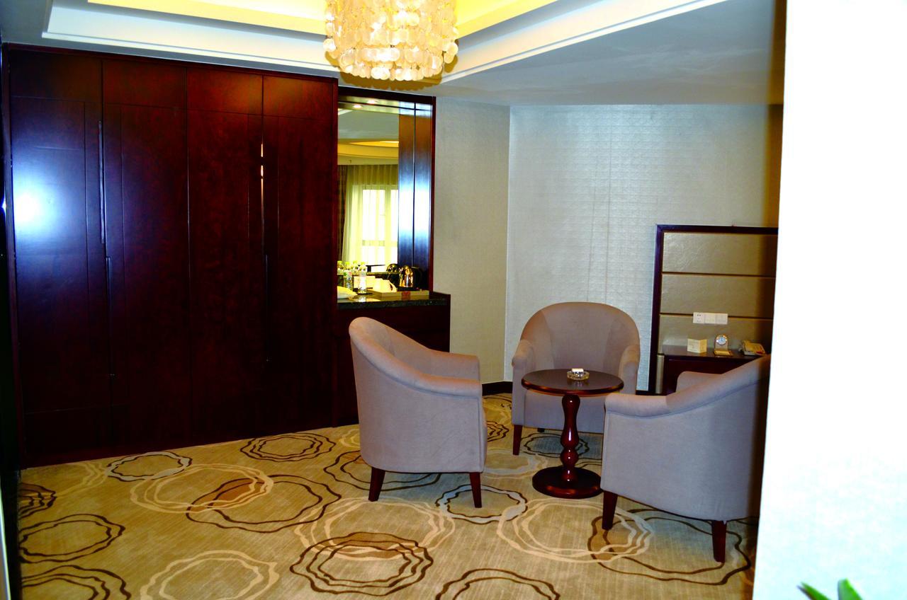 Manhatton Hotel Zhuhai Bagian luar foto