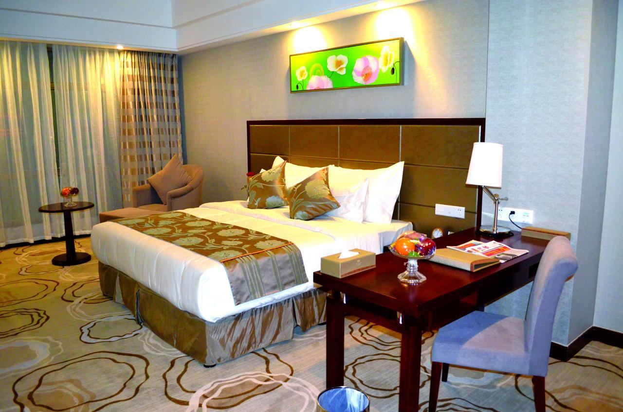 Manhatton Hotel Zhuhai Bagian luar foto