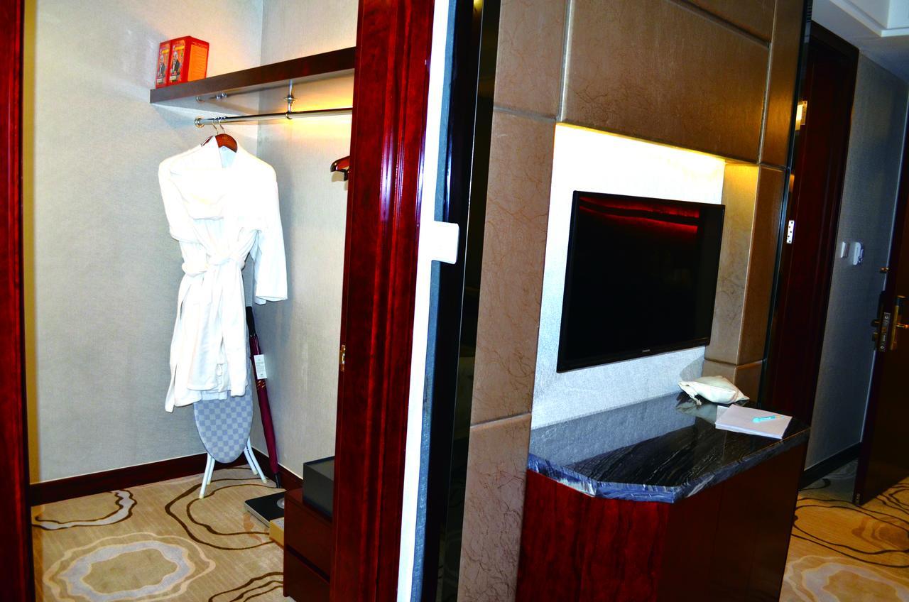 Manhatton Hotel Zhuhai Bagian luar foto