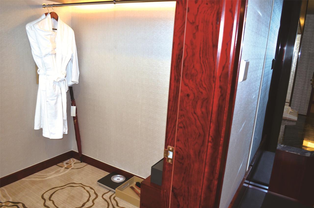 Manhatton Hotel Zhuhai Bagian luar foto
