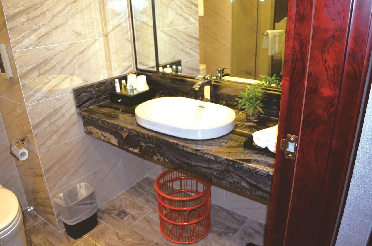 Manhatton Hotel Zhuhai Bagian luar foto
