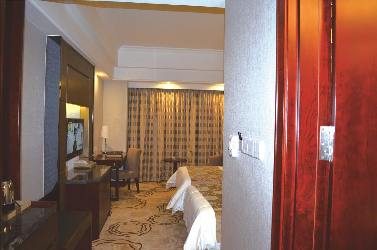 Manhatton Hotel Zhuhai Bagian luar foto