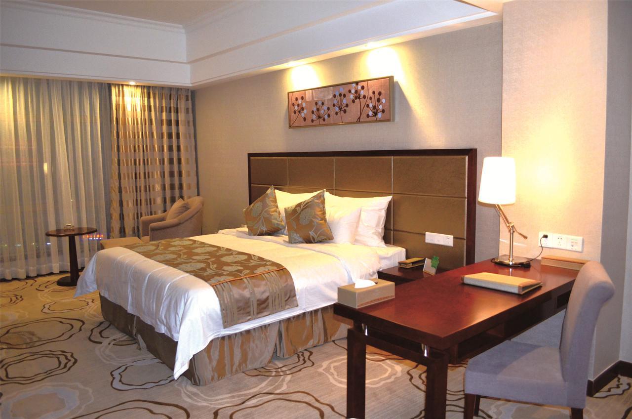 Manhatton Hotel Zhuhai Bagian luar foto