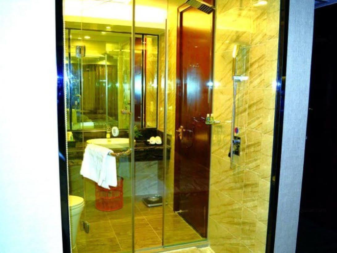 Manhatton Hotel Zhuhai Bagian luar foto